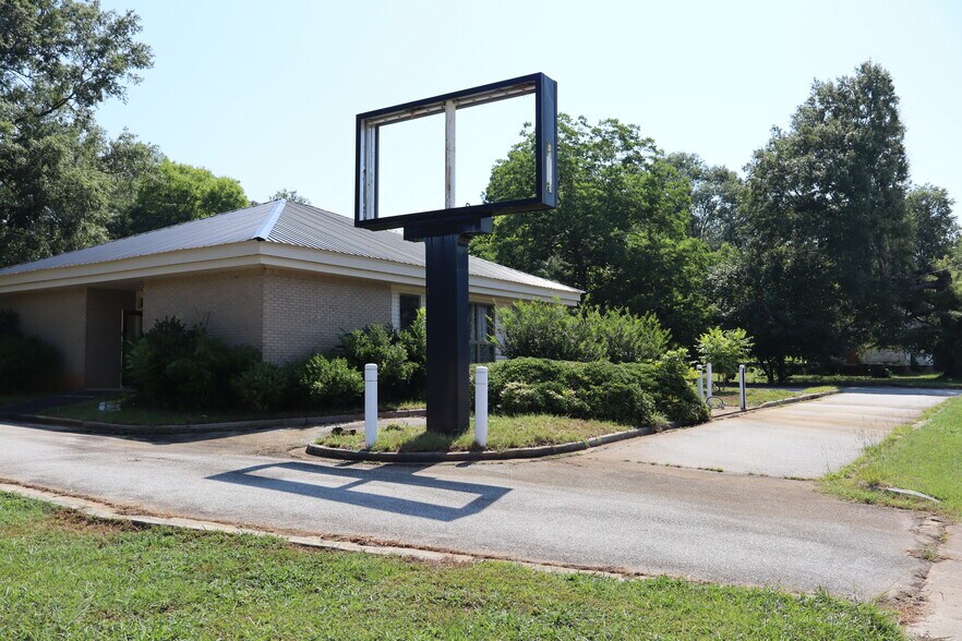 More Photos Of 253 E Savannah St, Calhoun Falls Freestanding For Sale