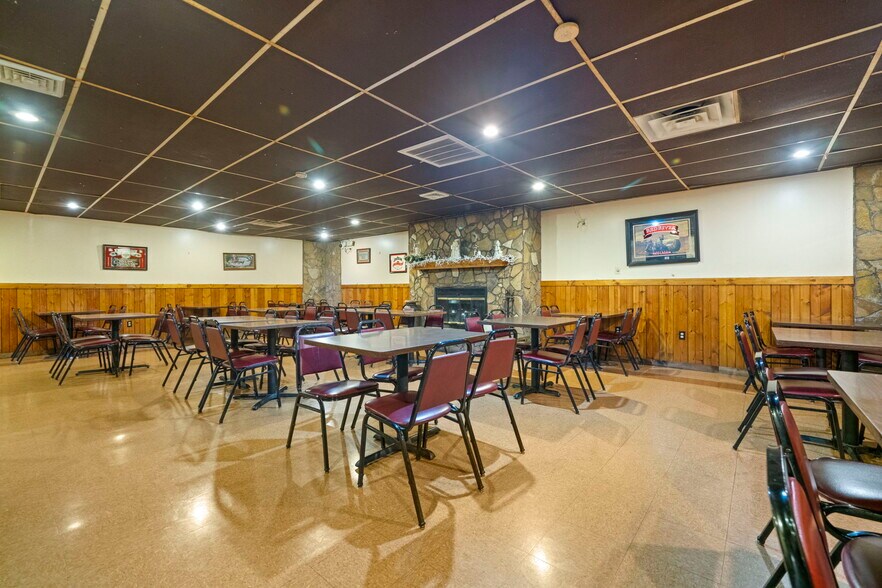 More Photos Of 208 N Walnut St, Stillman Valley General Retail For Sale