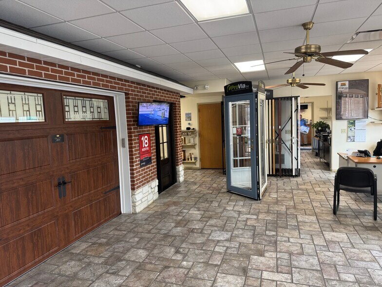 More Photos Of 3025 N Saint Peters Pky, Saint Peters Showroom For Sale