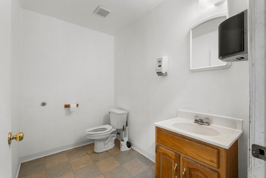 More Photos Of 80 E Wilbur Ave, Coeur d'Alene Service For Lease