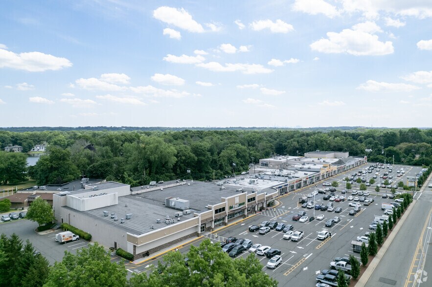 More Photos Of 249-315 Pascack Rd, Washington Township Bergen Storefront For Lease
