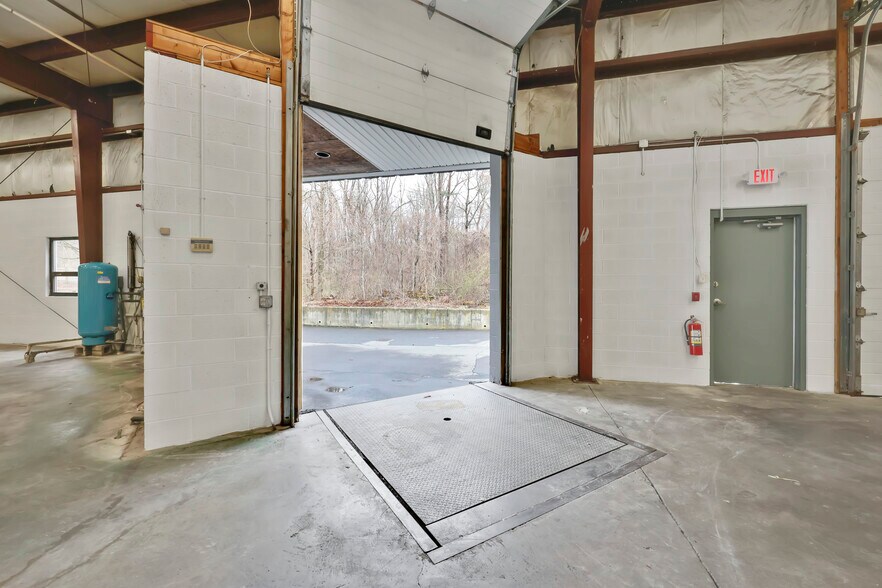 More Photos Of 179 Main St, Monroe Storefront For Lease