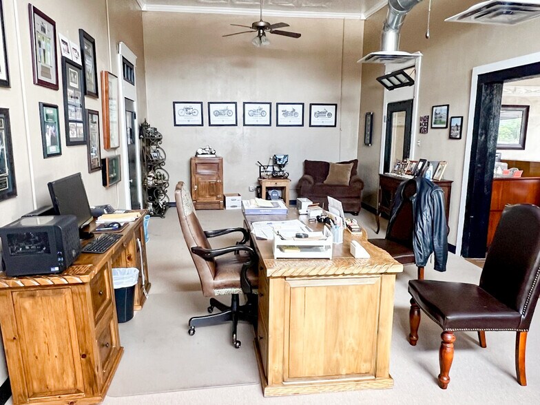 More Photos Of 1305 S 1st St, Abilene General Retail For Sale