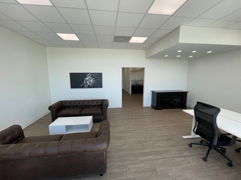 More Photos Of 901 E Main St, Yukon General Retail For Lease