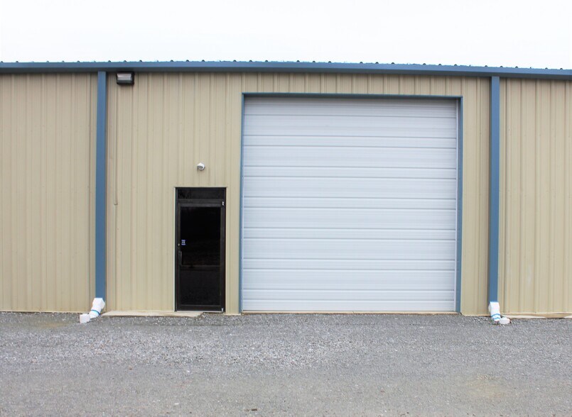 Primary Photo Of 106 Freedom Park Dr, Hubert Warehouse For Lease