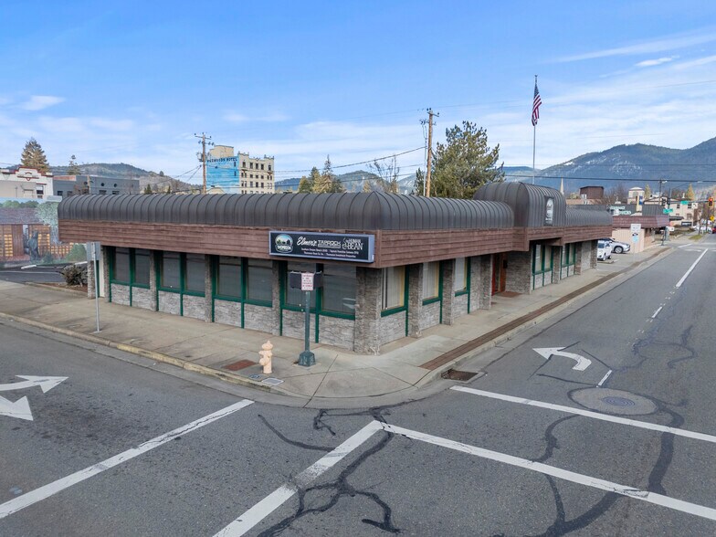 Primary Photo Of 206 NE 7th St, Grants Pass Office For Sale