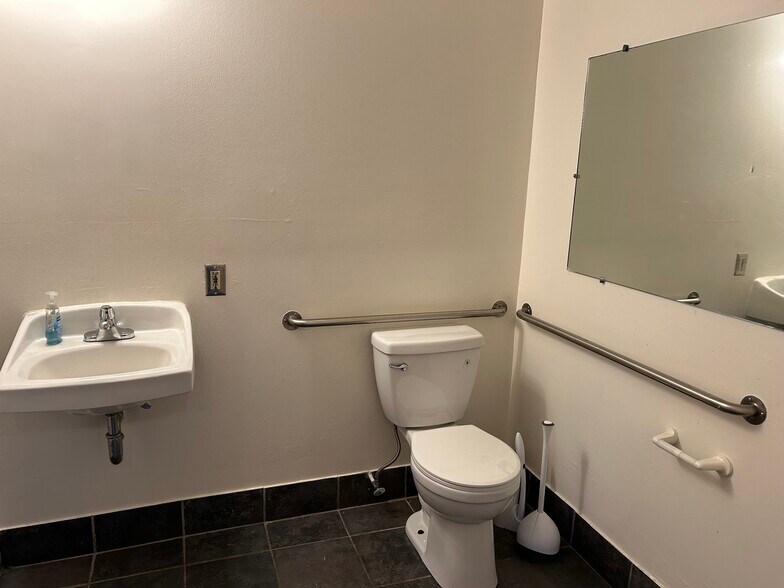 More Photos Of 300-302 4th St, Oakland Flex For Lease