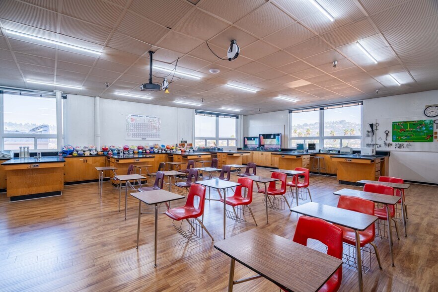 More Photos Of 2911 N San Fernando Rd, Los Angeles Schools For Lease