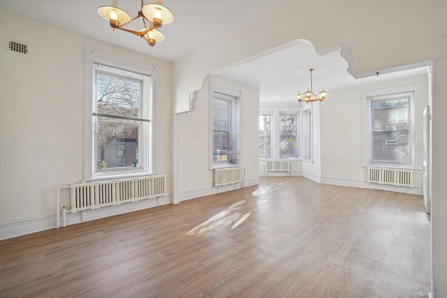 More Photos Of 215 St De Castelnau E, Montréal General Retail For Lease