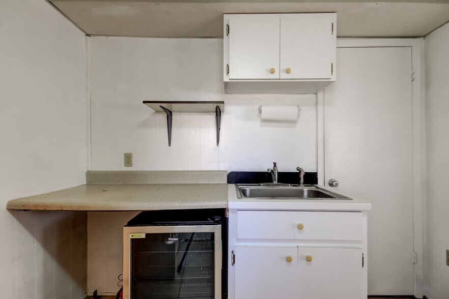 More Photos Of 4539 Mile Stretch Dr, Holiday Office For Sale