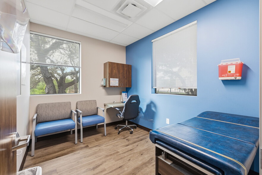More Photos Of 10007 Huebner Rd, San Antonio Office For Sale