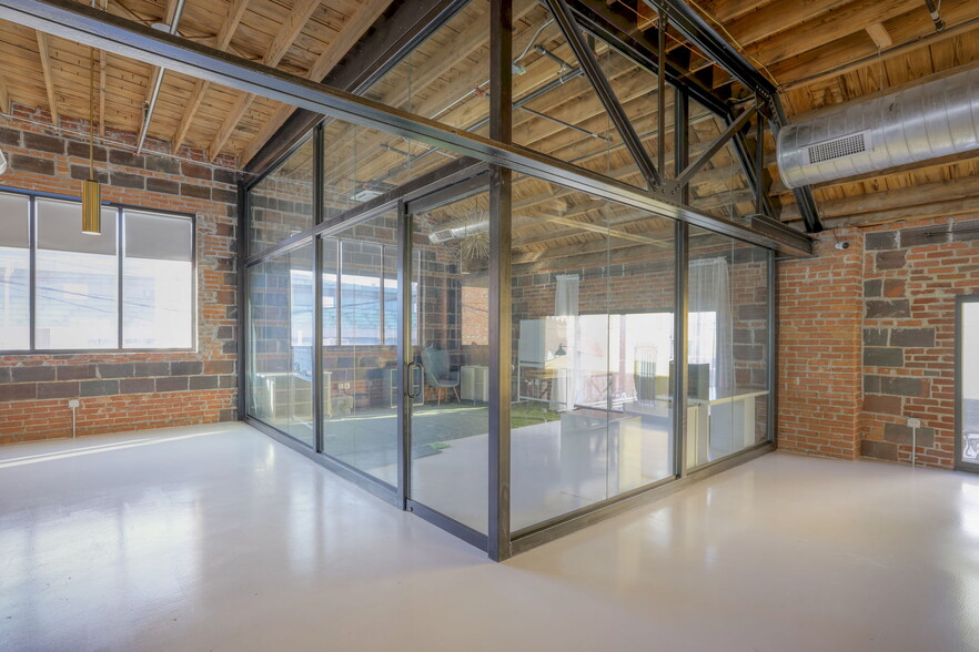 More Photos Of 1604 Locust St, Kansas City Office For Lease