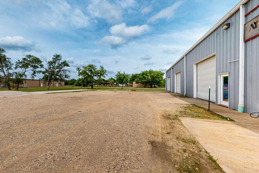 More Photos Of 11544 Cockleburr Rd, Roanoke Warehouse For Lease