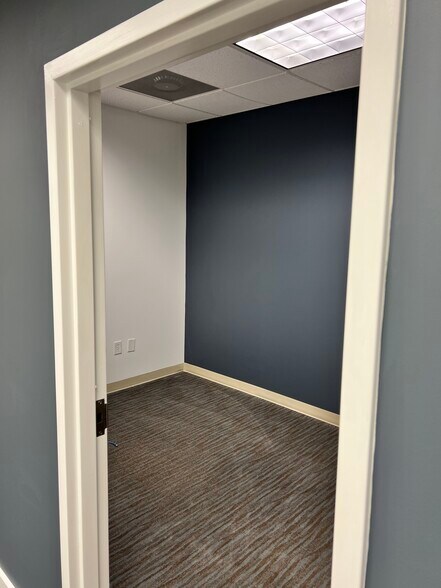 More Photos Of 10624 Metromont Pky, Charlotte Showroom For Sale