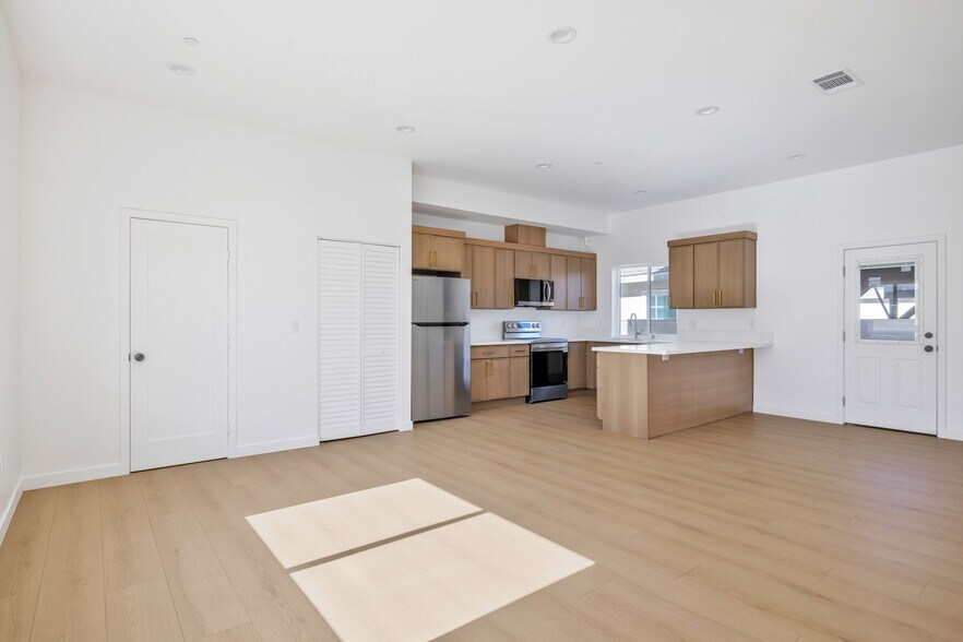 More Photos Of 10905 Dalerose Ave, Inglewood Multifamily For Sale