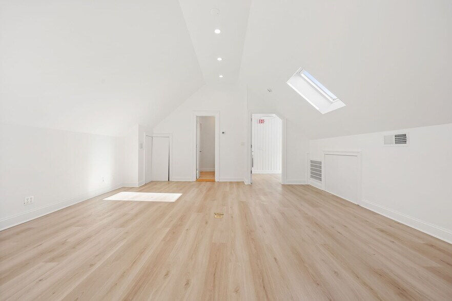 More Photos Of 31 Saint Roch Ave, Greenwich Office Residential For Lease