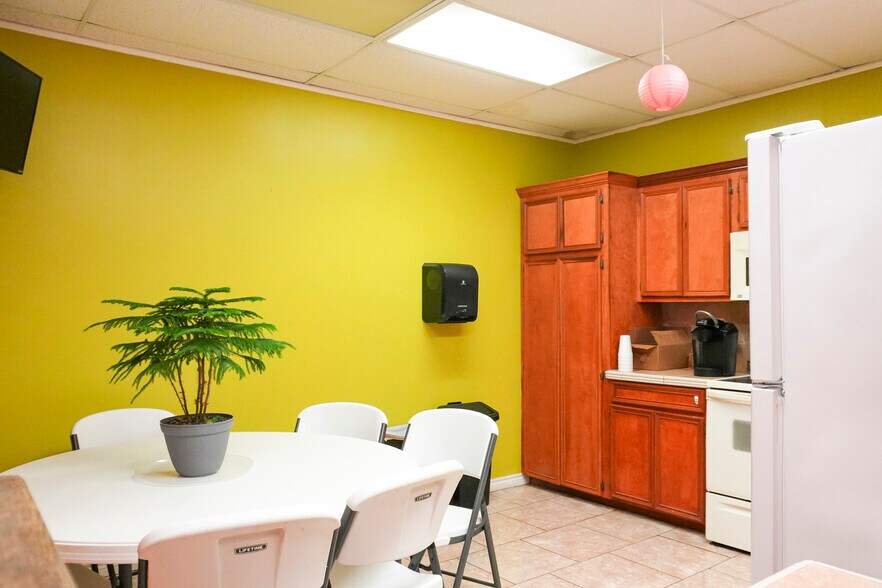 More Photos Of 1428 Laredo St, Corpus Christi Office For Sale