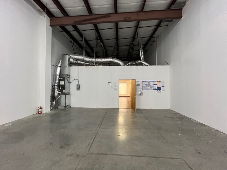 More Photos Of 1904 Fairfax Rd, Greensboro Showroom For Lease