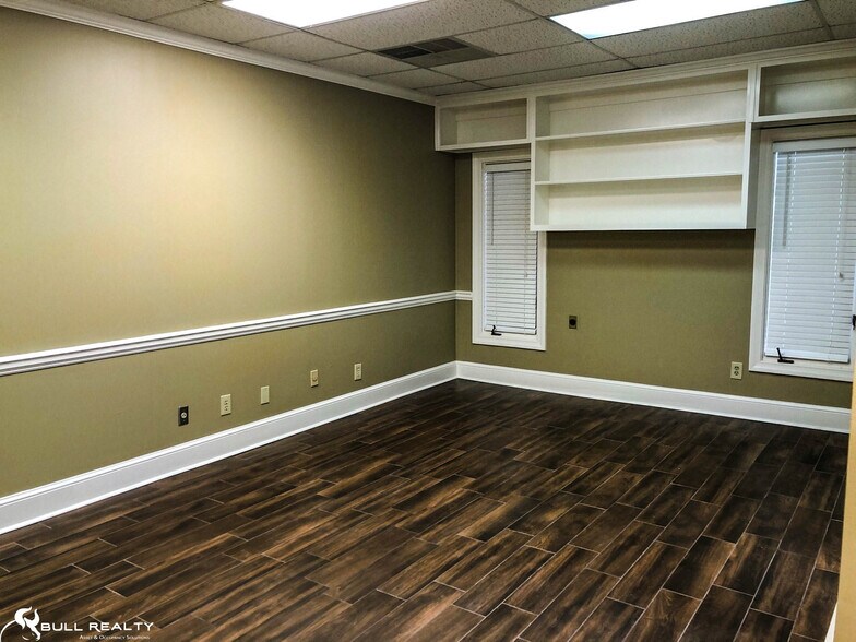 More Photos Of 200 Market Pl, Roswell Office Residential For Lease