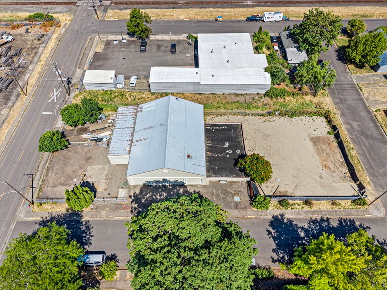 More Photos Of 940 Greenwood St, Junction City Warehouse For Sale