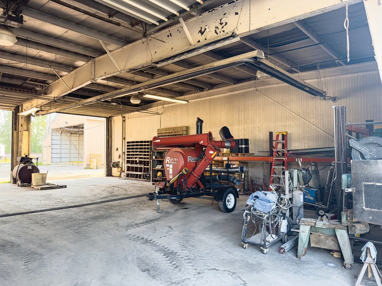 More Photos Of 3154 Depot st, Wawaka Office For Sale