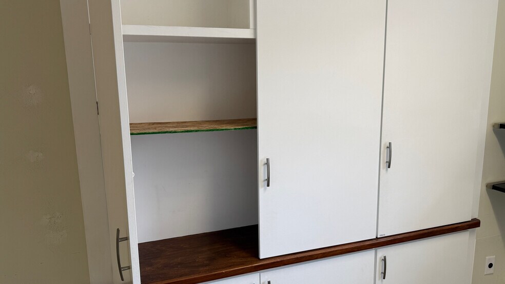 More Photos Of 376 Rt-130, Sandwich Flex For Lease