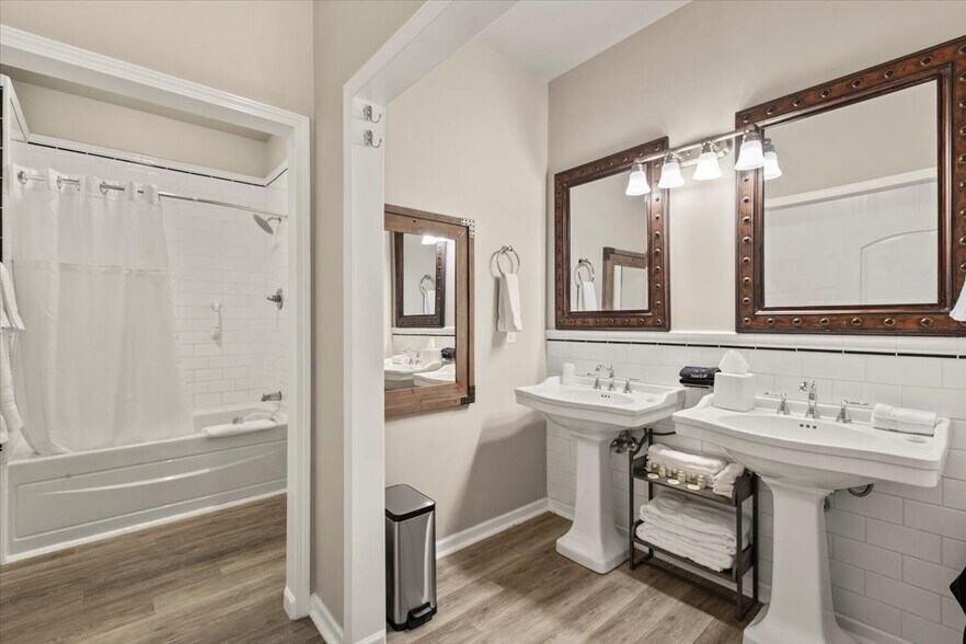 More Photos Of 49 Florida Ave, Amsterdam Hospitality For Sale