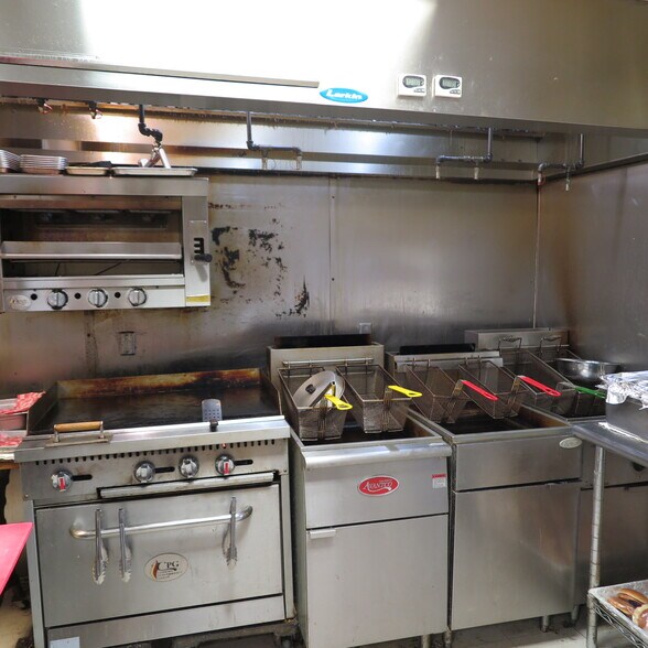 More Photos Of 139 E Walnut St, Oglesby Restaurant For Sale