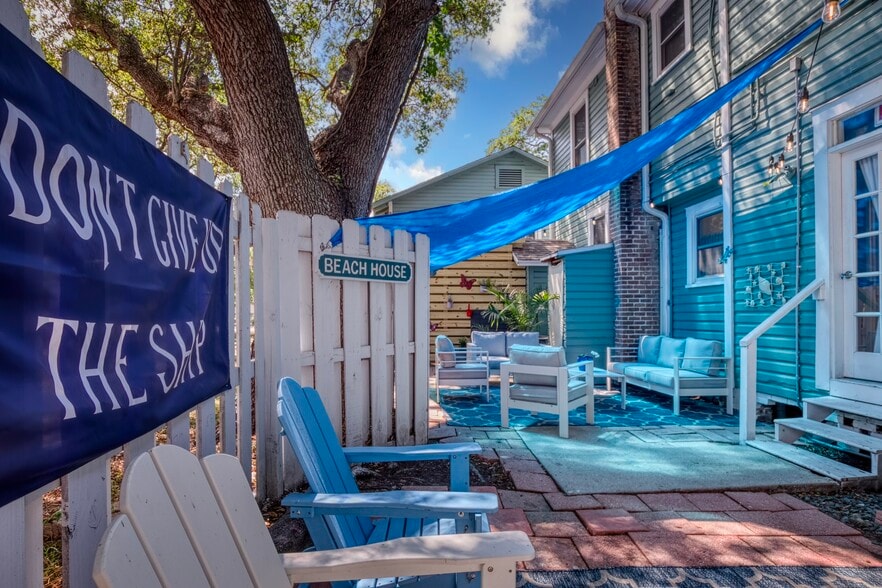 More Photos Of 304 15th St W, Bradenton Specialty For Sale