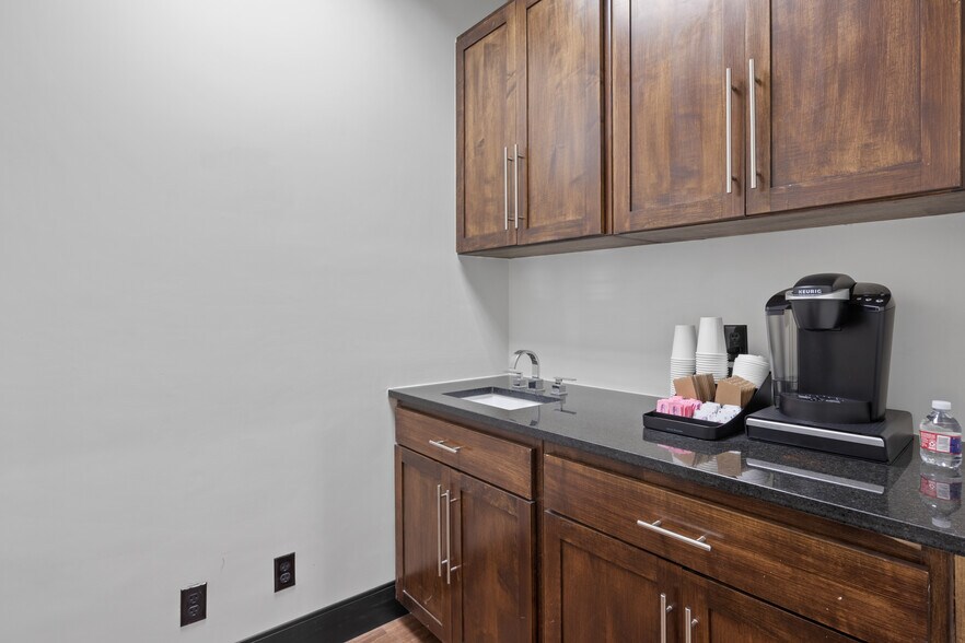 More Photos Of 3509 Hulen St, Fort Worth Office For Lease