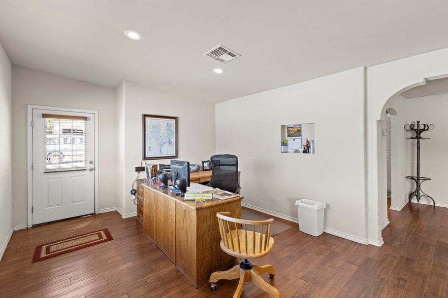 More Photos Of 503 S Highway 281, Burnet Office For Sale