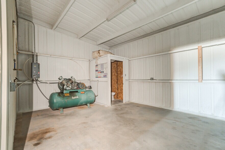 More Photos Of 4212 F M 2528, Lubbock Flex For Sale