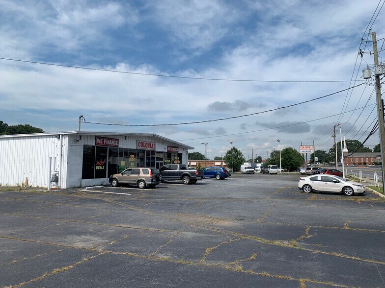 More Photos Of 349 Forest Pky, Forest Park Showroom For Lease