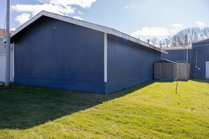 More Photos Of 427 S Whittaker St, New Buffalo Storefront For Sale