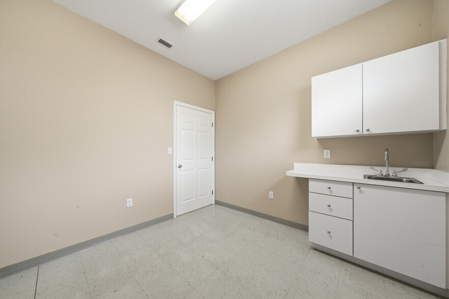 More Photos Of 401 W Interlake Blvd, Lake Placid Office For Sale