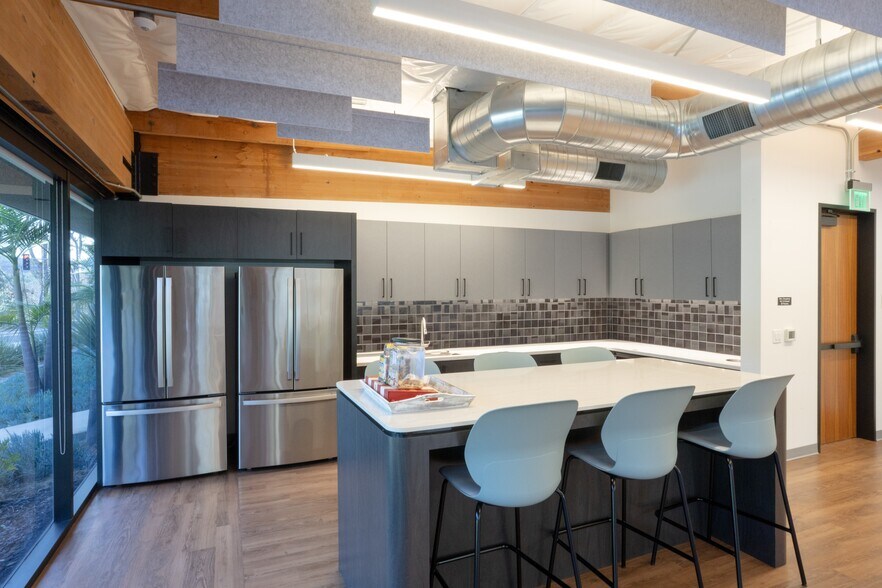 More Photos Of 5186 Carroll Canyon Rd, San Diego Office For Sale