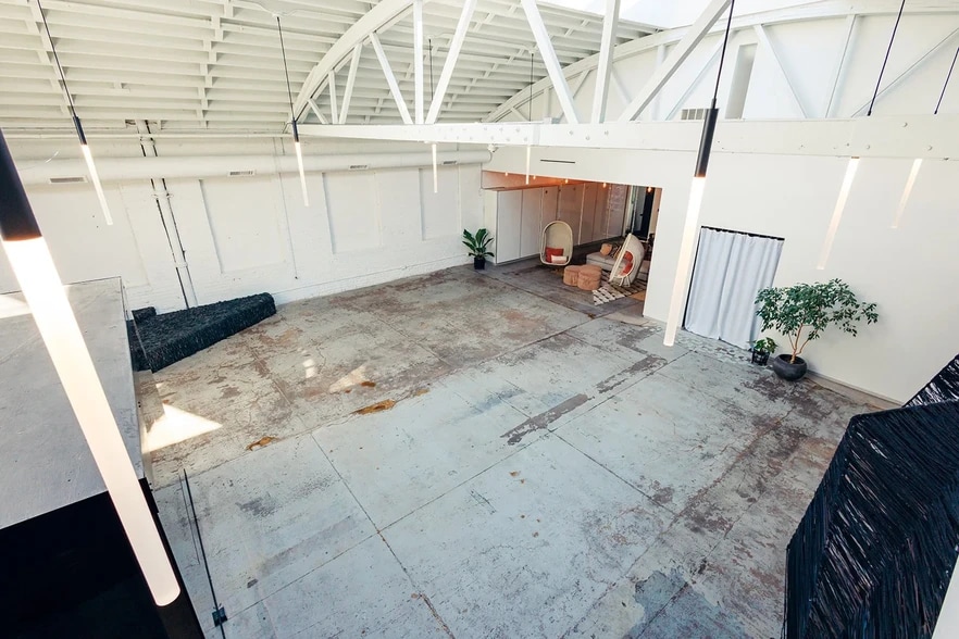 More Photos Of 3146 W Chicago Ave, Chicago Showroom For Sale