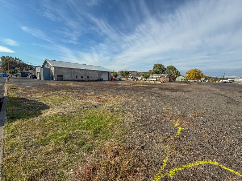More Photos Of 937 NW Beaver St, Prineville Service For Sale