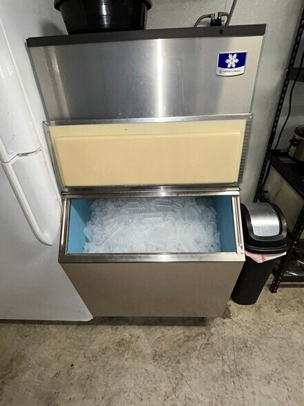 More Photos Of 1002 Cross st, Robinson Restaurant For Sale