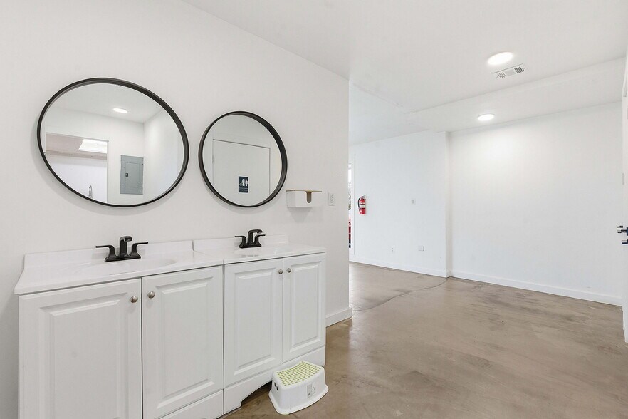 More Photos Of 13617 Fitzhugh Rd, Austin Showroom For Lease