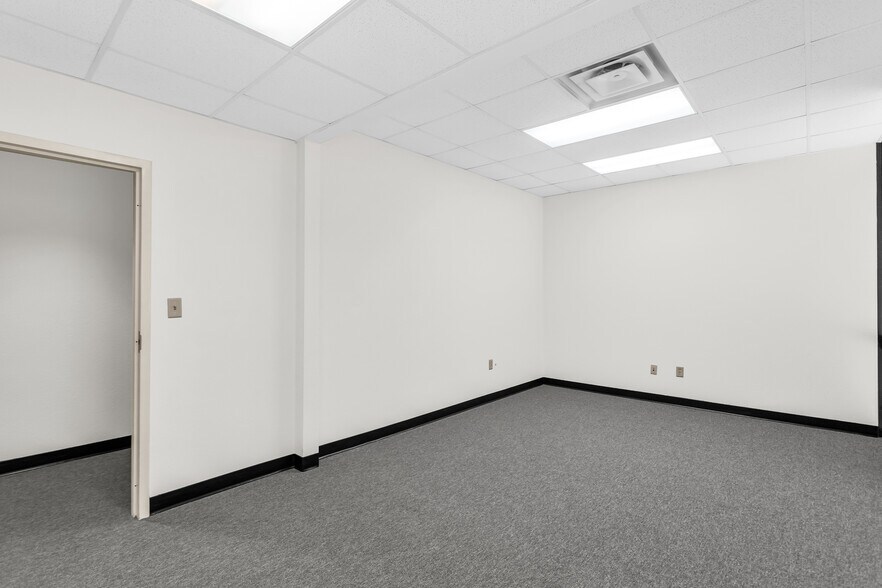 More Photos Of 1801 Precinct Line Rd, Hurst Medical For Lease