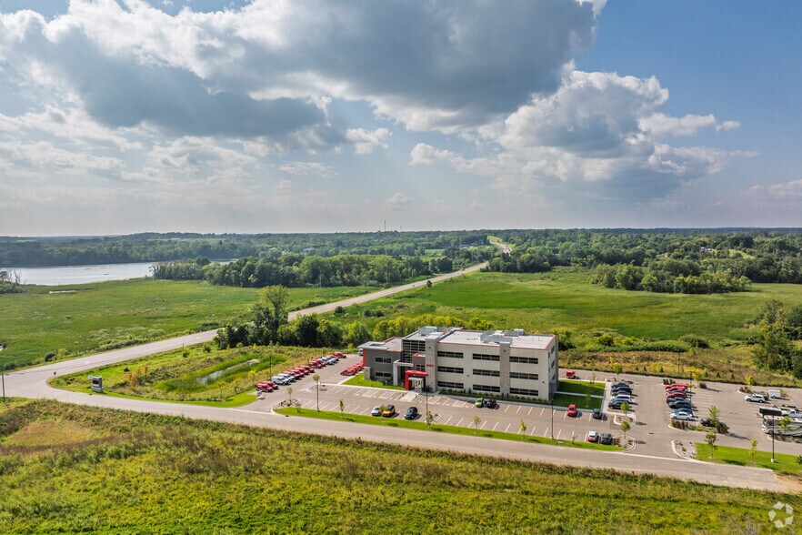 More Photos Of 2900 Eagle Bluff Cir, Medina Office For Lease