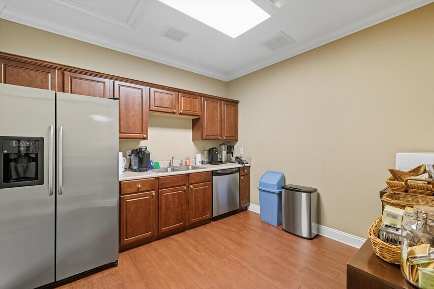 More Photos Of 2565 Barrington Cir, Tallahassee Office For Sale