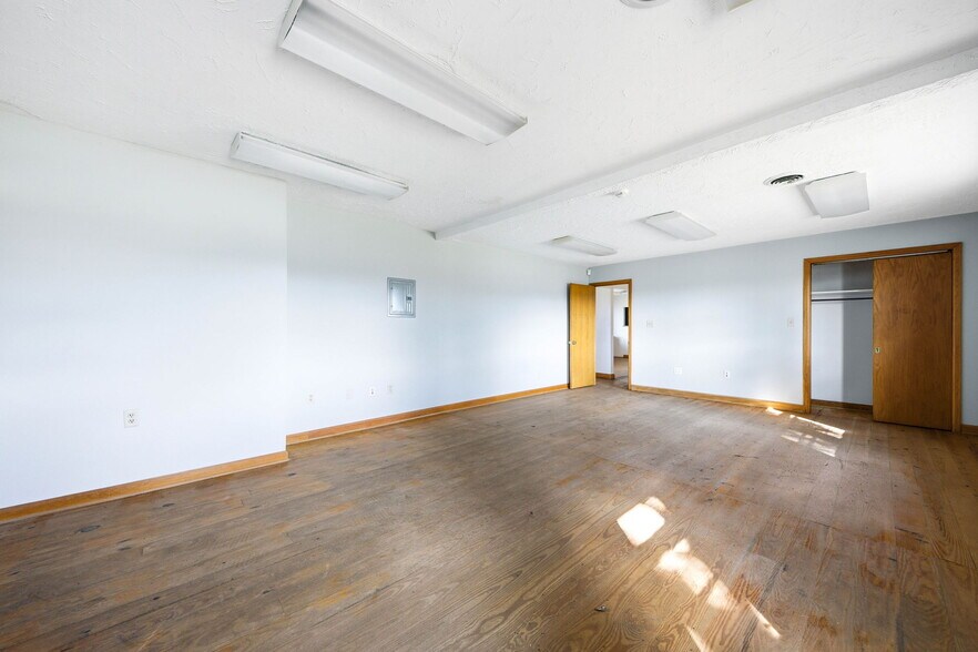 More Photos Of 803 E Broadway Blvd, Jefferson City Warehouse For Sale