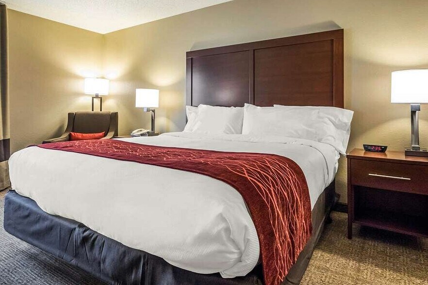 More Photos Of 120 W Stevenson Rd, Ottawa Hotel For Sale