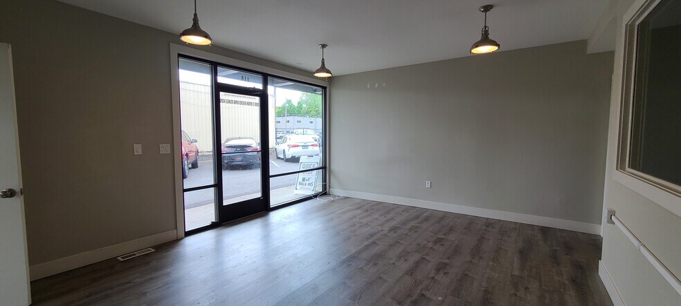 More Photos Of 651 High St, Salem Office For Lease