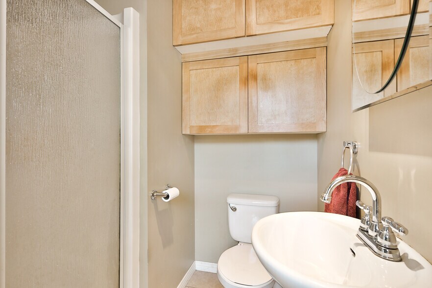 More Photos Of 2130 Av Bourgogne, Chambly Office For Sale