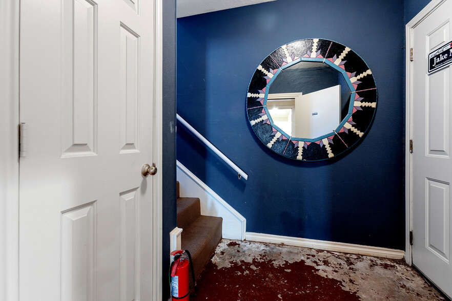 More Photos Of 4819 Broadway St, Addison Office Residential For Lease