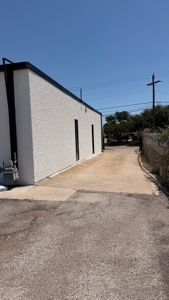 More Photos Of 11061 Shady Trl, Dallas Showroom For Lease