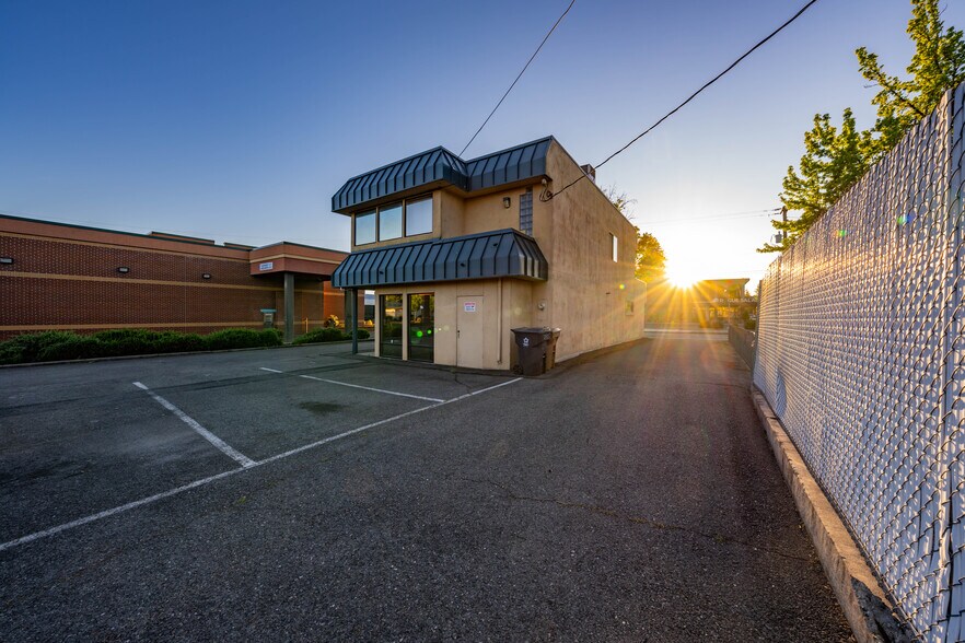 More Photos Of 735 SE 7th St, Grants Pass Office For Sale